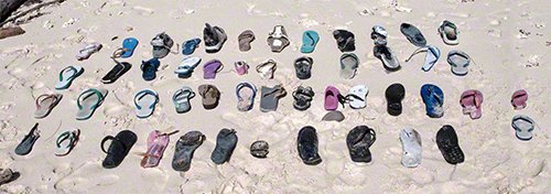 55 einzelne Plastikschuhe, die von 2 Personen in 10 Minuten auf einer sehr abgelegenen Insel in Westpapua gesammelt wurden